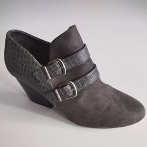 New Bella Vita Gray leather / velour fabric heel shoes